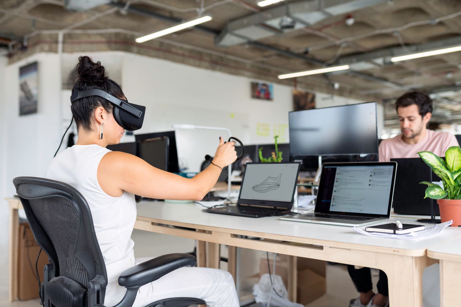 工程人员使用 VR 设备开展虚拟训练